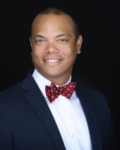 Fue mi tercera sesión de fotografía profesional con Vicky y fue la mejor, porque Vicky logra que todo fluya con calma, desde el booking de la sesión hasta el final, ella busca ideas y si tú las tienes ella inventa pero te cumple. Hasta te espera con tu mejor vino 🍷 Definitivamente lo haría de nuevo, porque la experiencia lo vale y más con su profesionalismo. Vicky nos vemos pronto de nuevo