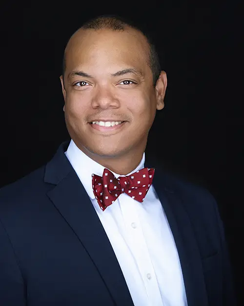 Fue mi tercera sesión de fotografía profesional con Vicky y fue la mejor, porque Vicky logra que todo fluya con calma, desde el booking de la sesión hasta el final, ella busca ideas y si tú las tienes ella inventa pero te cumple. Hasta te espera con tu mejor vino 🍷 Definitivamente lo haría de nuevo, porque la experiencia lo vale y más con su profesionalismo. Vicky nos vemos pronto de nuevo