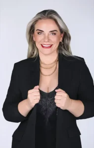 Fue mi tercera sesión de fotografía profesional con Vicky y fue la mejor, porque Vicky logra que todo fluya con calma, desde el booking de la sesión hasta el final, ella busca ideas y si tú las tienes ella inventa pero te cumple. Hasta te espera con tu mejor vino 🍷 Definitivamente lo haría de nuevo, porque la experiencia lo vale y más con su profesionalismo. Vicky nos vemos pronto de nuevo